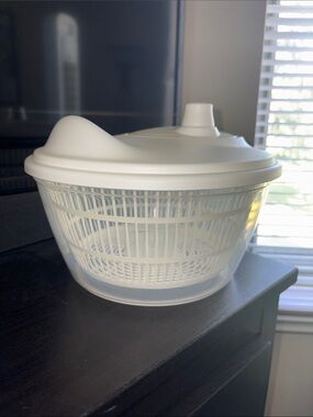 Plastic Salad Spinner with Lid - White